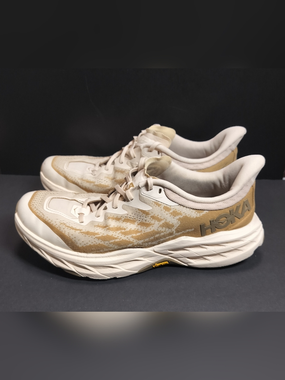 HOKA ONE ONE Speedgoat 5 Men's Sz 11D Vanilla Wheat Running Shoes Pre-owned